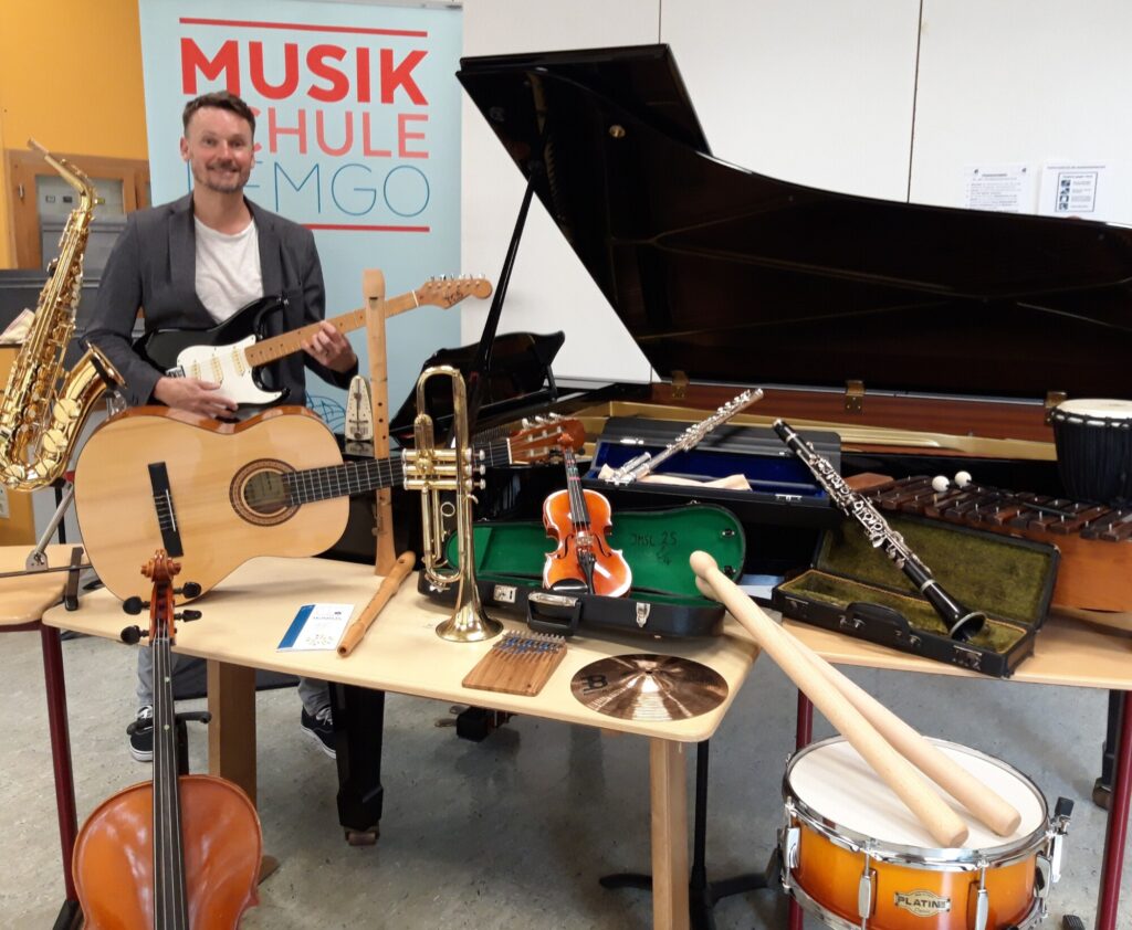 Florian Altenhein mit Instrumenten
