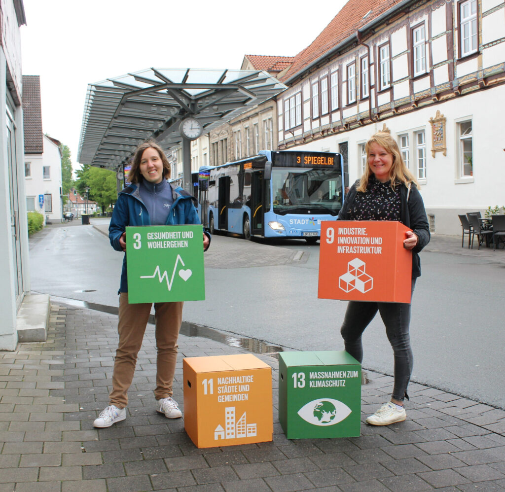Lemgos Klimaschutzbeauftragte Ronja Post und Anja Kern aus dem Stab des Bürgermeisters (von links) haben drei Aktionen zu den Deutschen Aktionstagen Nachhaltigkeit vorbereitet.