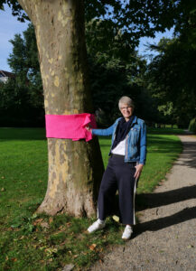 Pinke Schals leuchten in diesem Oktober an Bäumen des Lemgoer Walls. Die Gleichstellungsbeauftragte Christiane Osterhage macht damit auf die Brustkrebsvorsorge aufmerksam.
