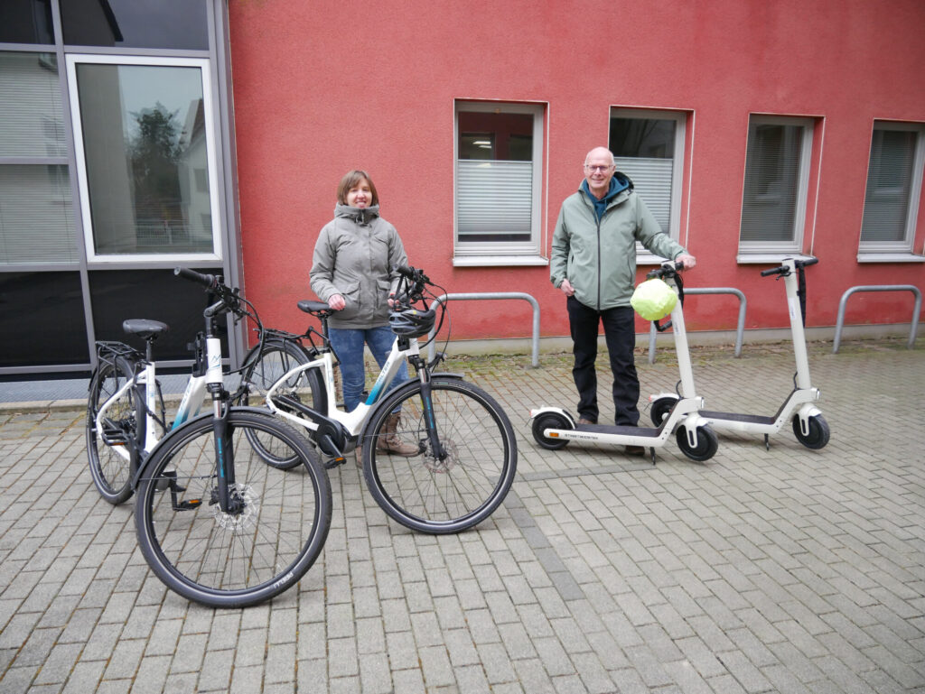 Klimaschutzbeauftragte Ronja Post und Radverkehrsbeauftragter Gerhard Reineke zeigen, wie mobil die Stadtverwaltung mit Zweirädern ist.