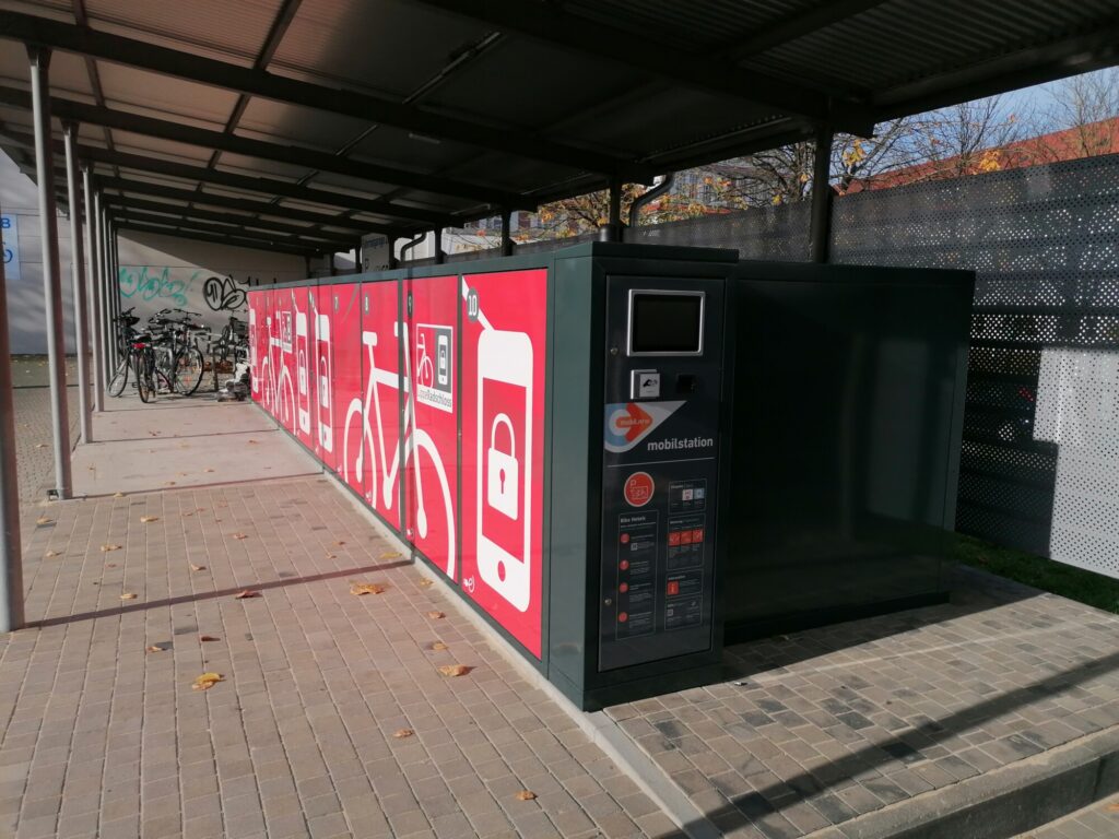 Die Fahrradboxen am Bahnhof stehen oberhalb der Fahrradgarage.