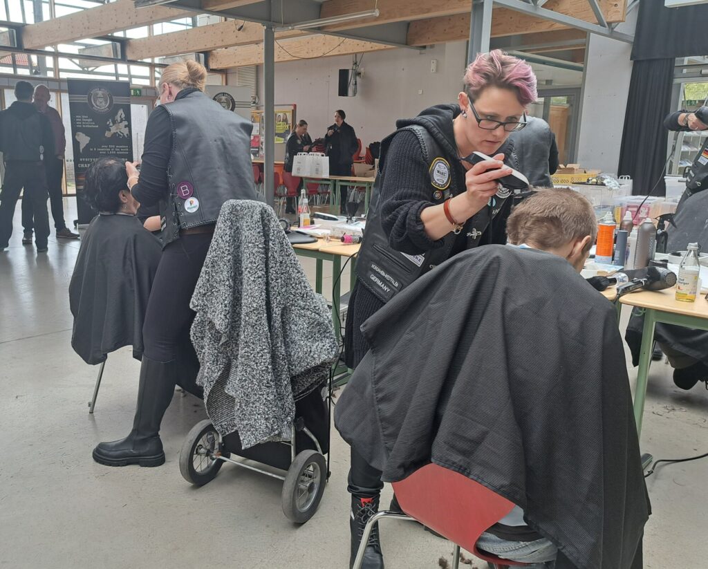 Die Friseurinnen und Friseure der Gruppe "Barber Angels" haben mehr als 60 Bedürftigen kostenlos die Haare geschnitten und frisiert.