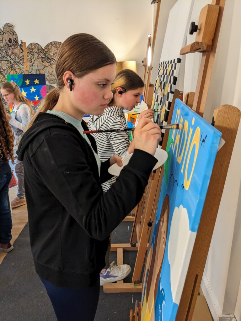 Beim diesjährigen Kulturrucksack-Programm sind schon einige Angebote so erfolgreich gelaufen wie der Kurs "Paint & Music", bei dem die 10- bis 14-Jährigen zur eigenen Lieblingsmusik mit Acrylfarben gemalt haben.